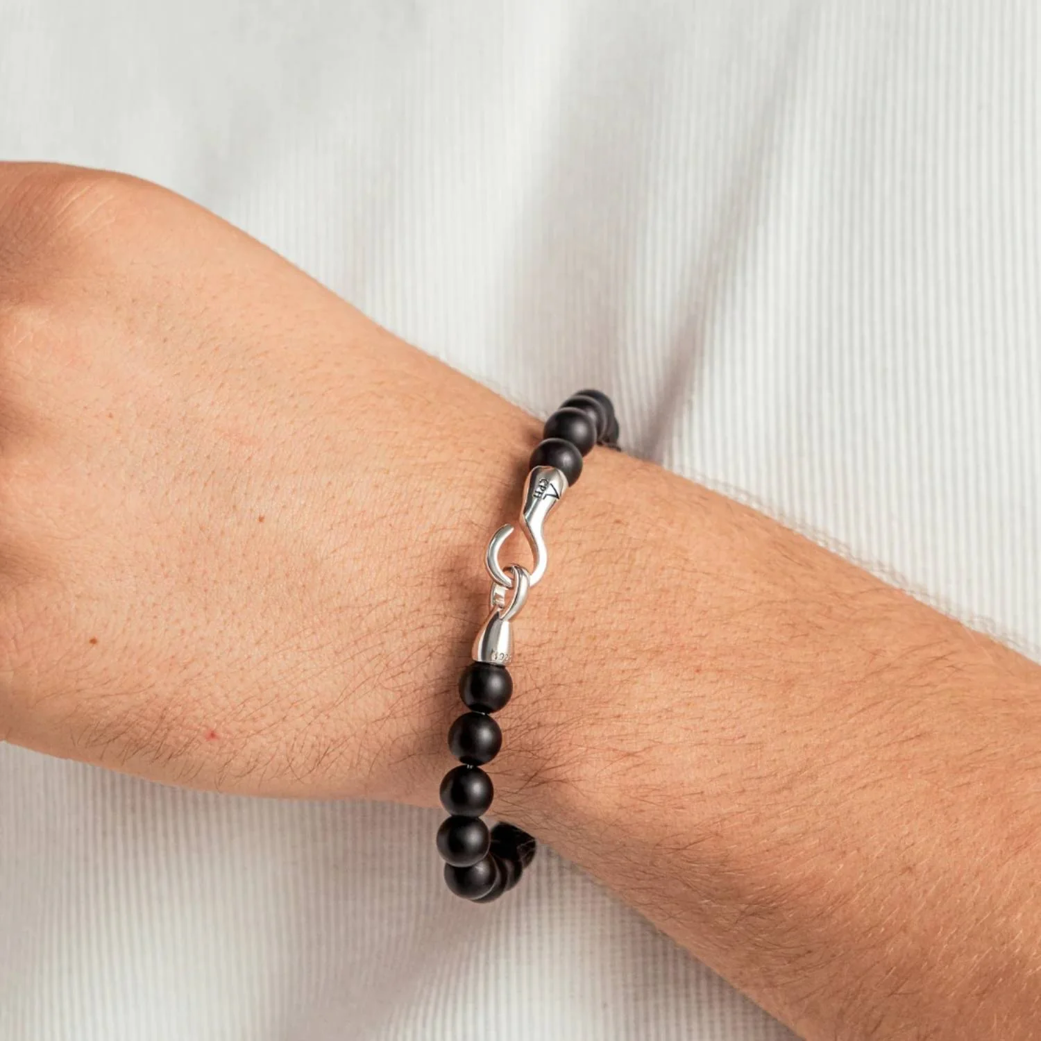 Alexander Lynggaard - Onyx Matte Hook Clasp armbånd, 8 mm - Sølv - Image 2