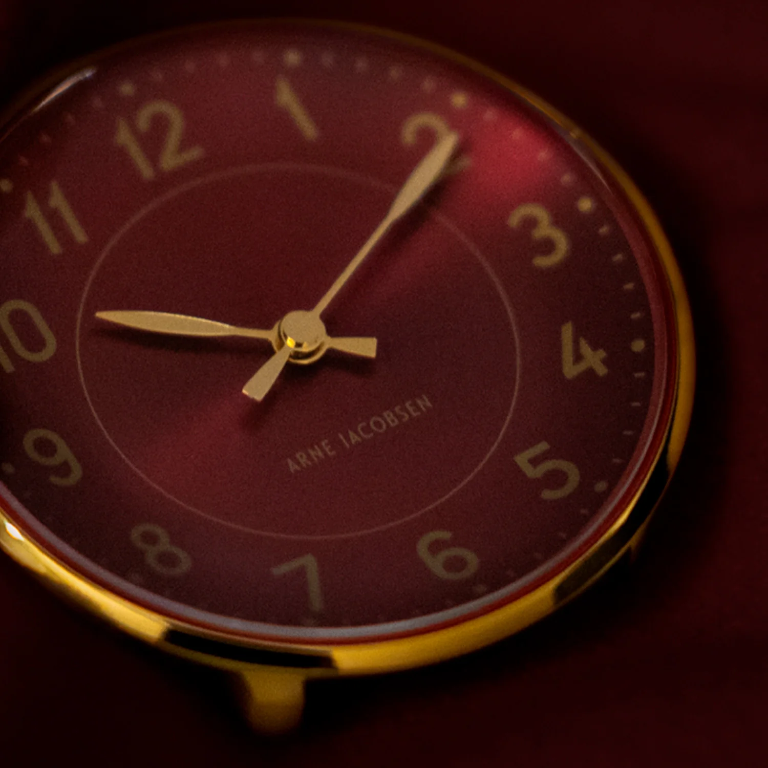 Arne Jacobsen - Station Burgundy Red, Ø34 mm - Guld PVD/læderrem - Image 2