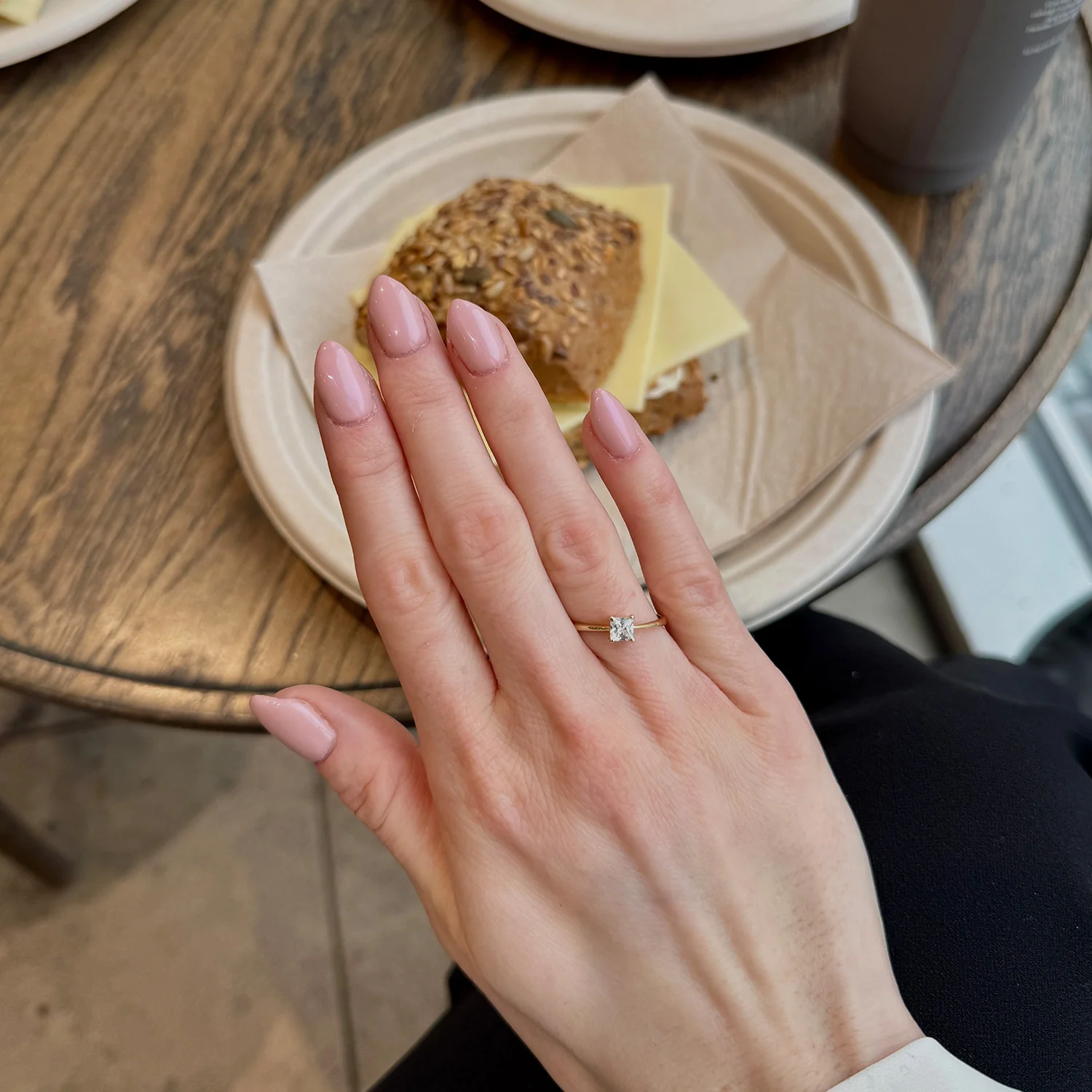 Aveny NINE K - Solitaire ring m. zirkonia, 4 grabber - 9 kt. guld - Image 3