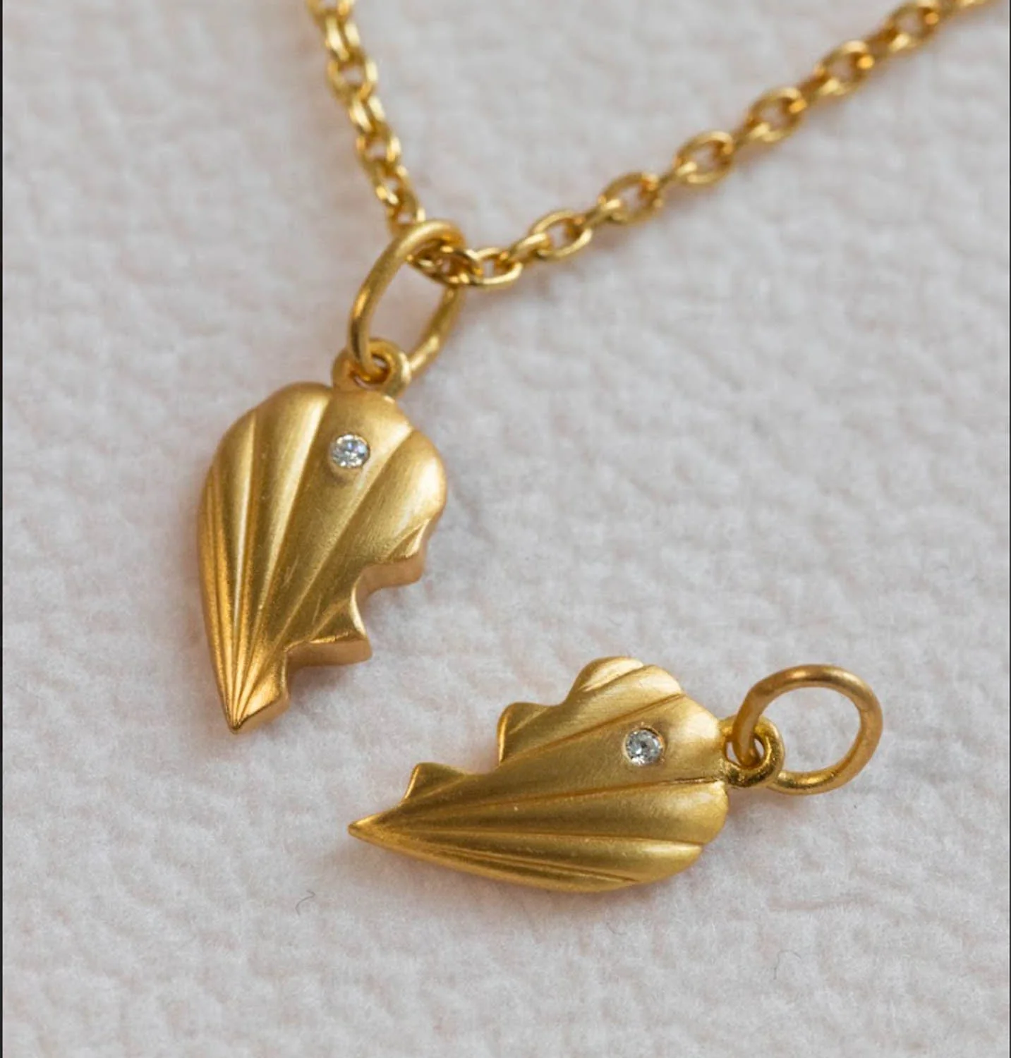 byBiehl - Just Love Half, knækhjerte vedhæng - forgyldt sølv - Image 6