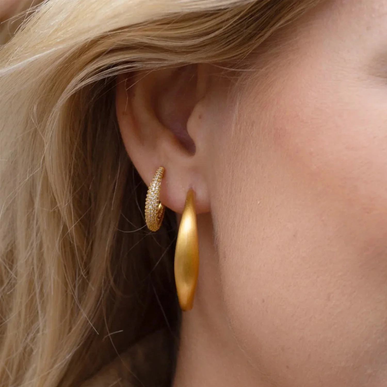 byBiehl - Ocean Flow Sparkle hoops, medium - forgyldt sølv - Image 3