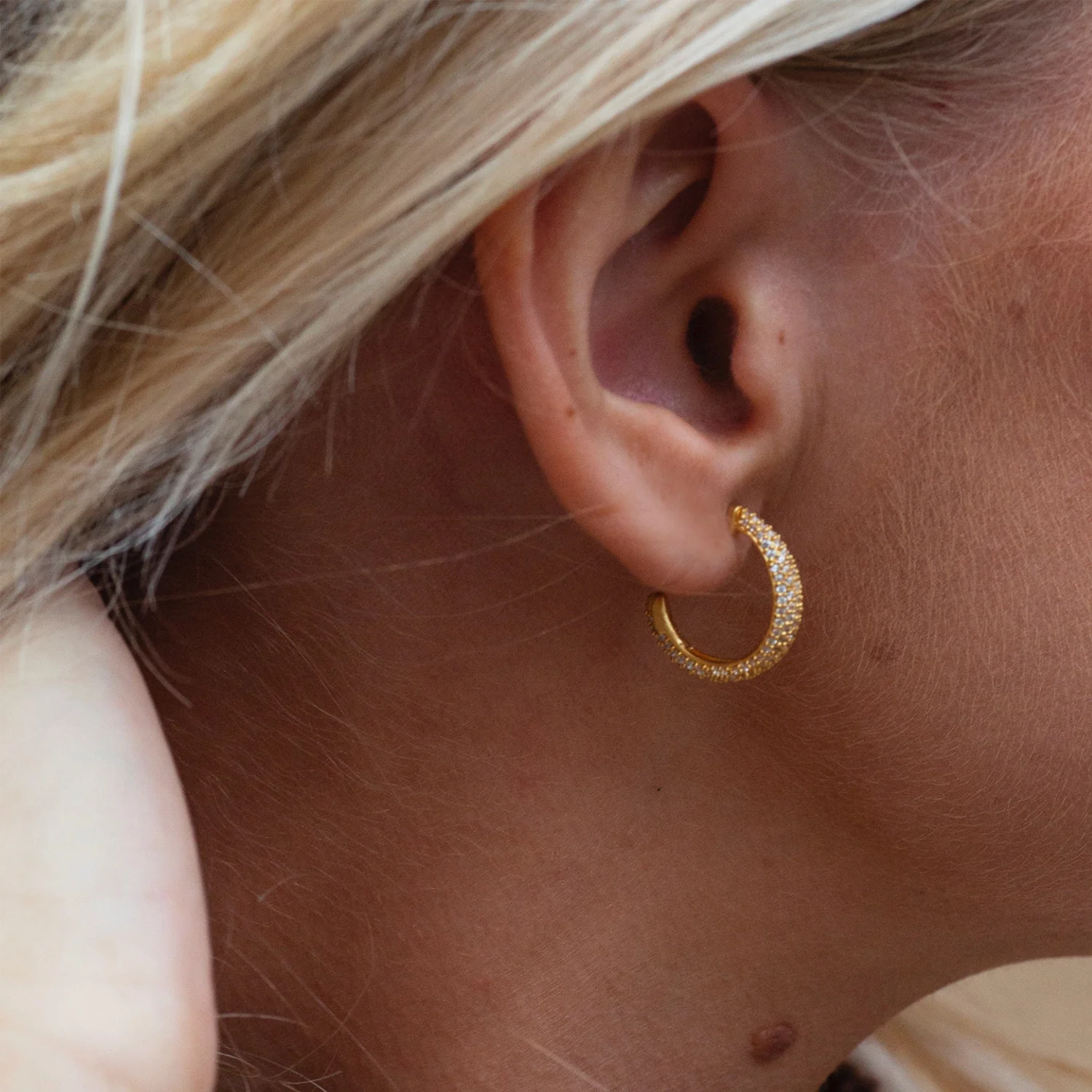 byBiehl - Ocean Flow Sparkle hoops, medium - forgyldt sølv - Image 4