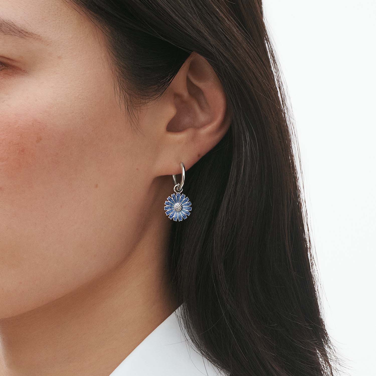 Georg Jensen - Daisy øreringe m. blå emalje, 13 mm - Rhodineret sølv - Image 3