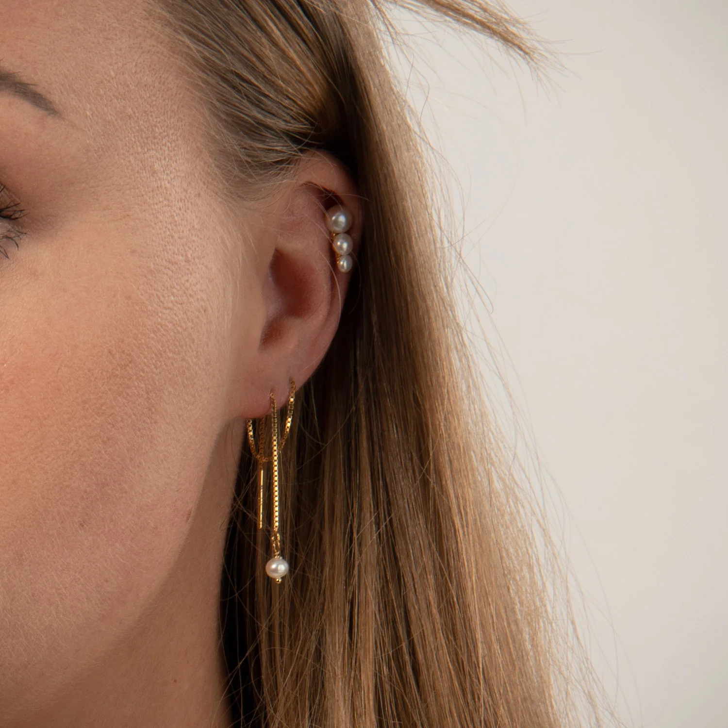 LuvaLu Jewellery - Pearly Line ørestikker - Forgyldt sølv - Image 4
