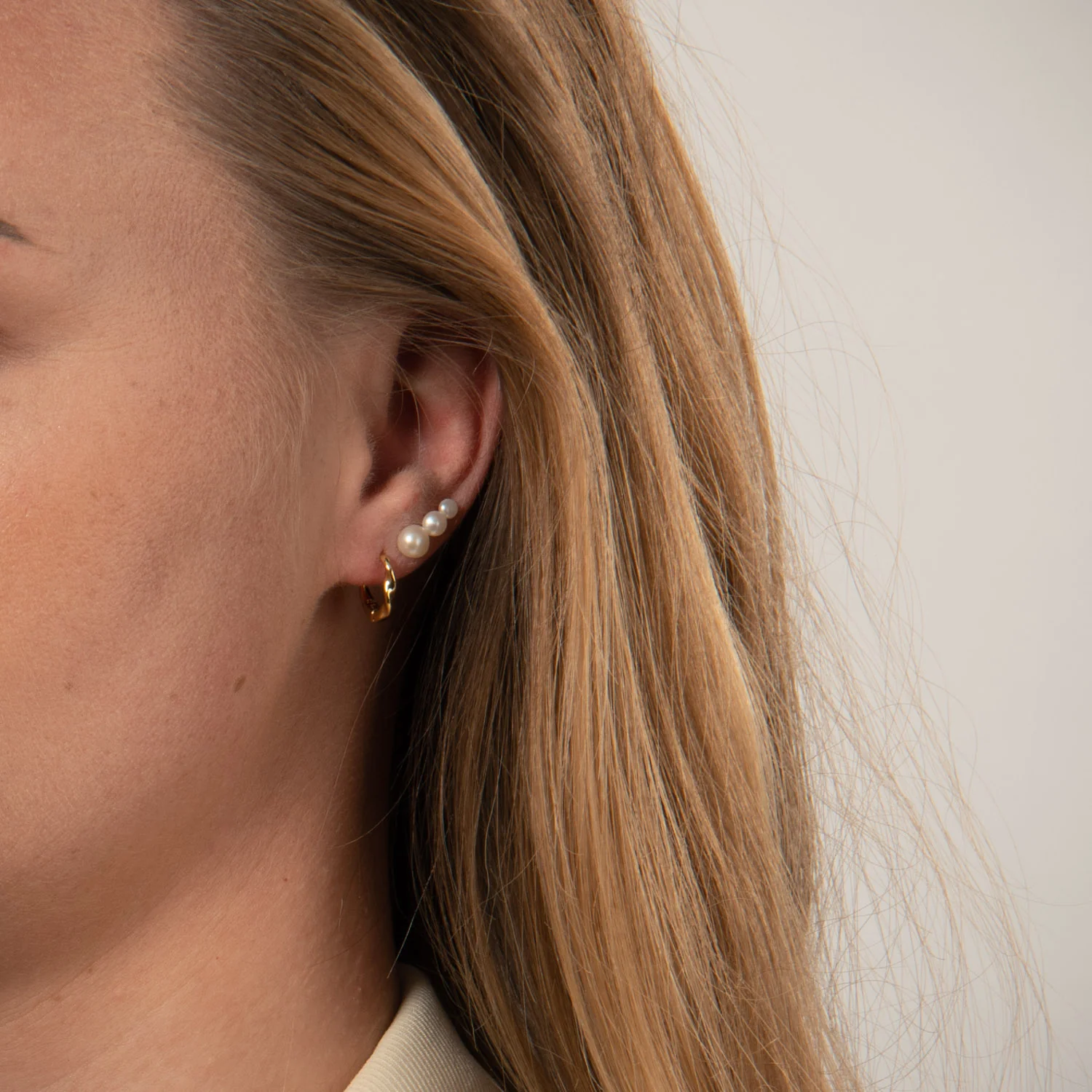 LuvaLu Jewellery - Pearly Line ørestikker - Forgyldt sølv - Image 5