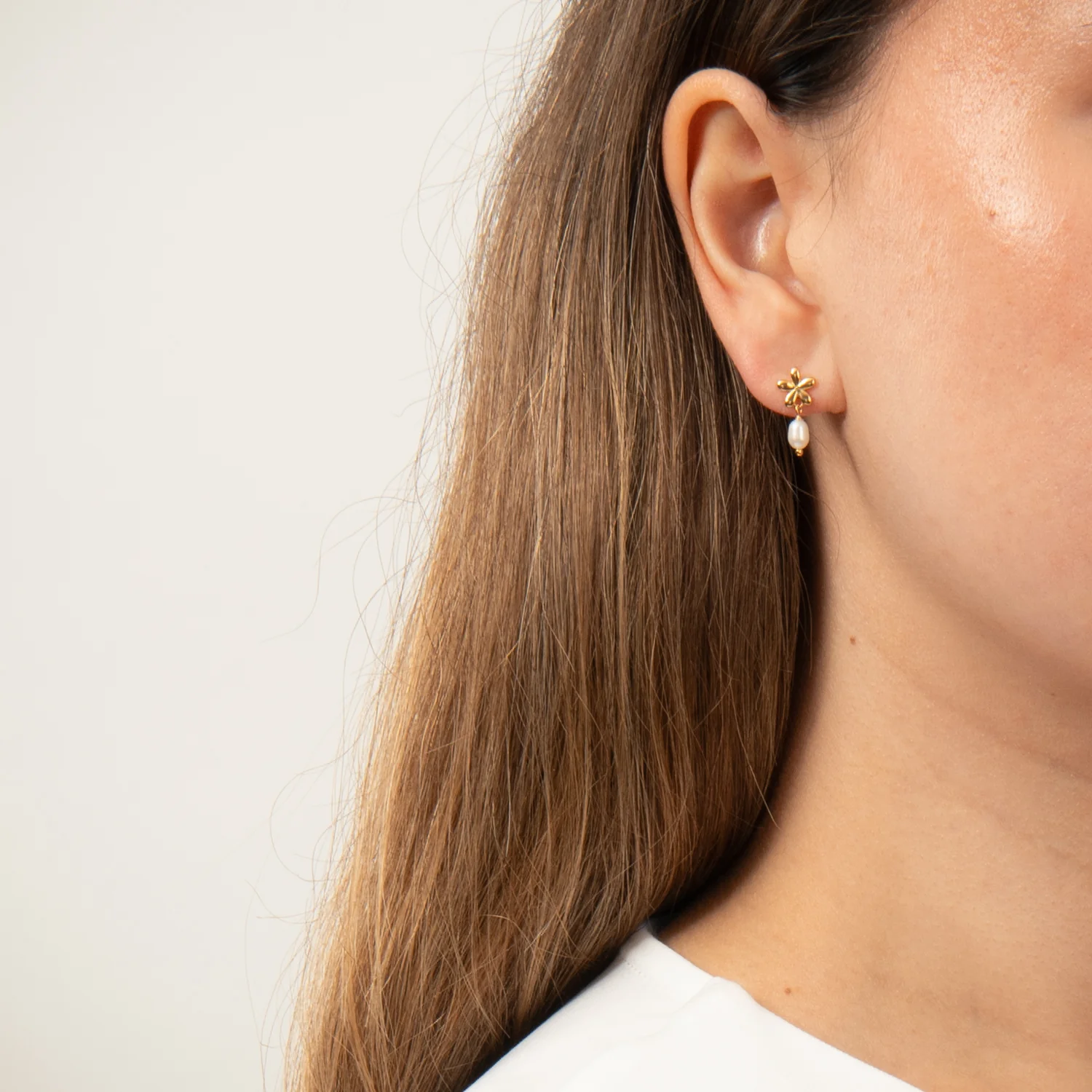 LuvaLu Jewellery - Petunia Pearl øreringe - Forgyldt sølv - Image 2