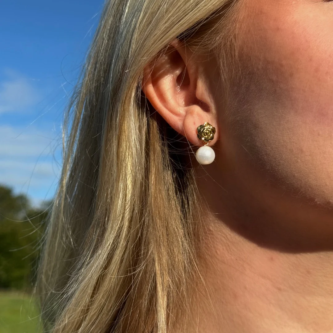 LuvaLu Jewellery - Rosie Pearl ørestikker - Forgyldt sølv - Image 5