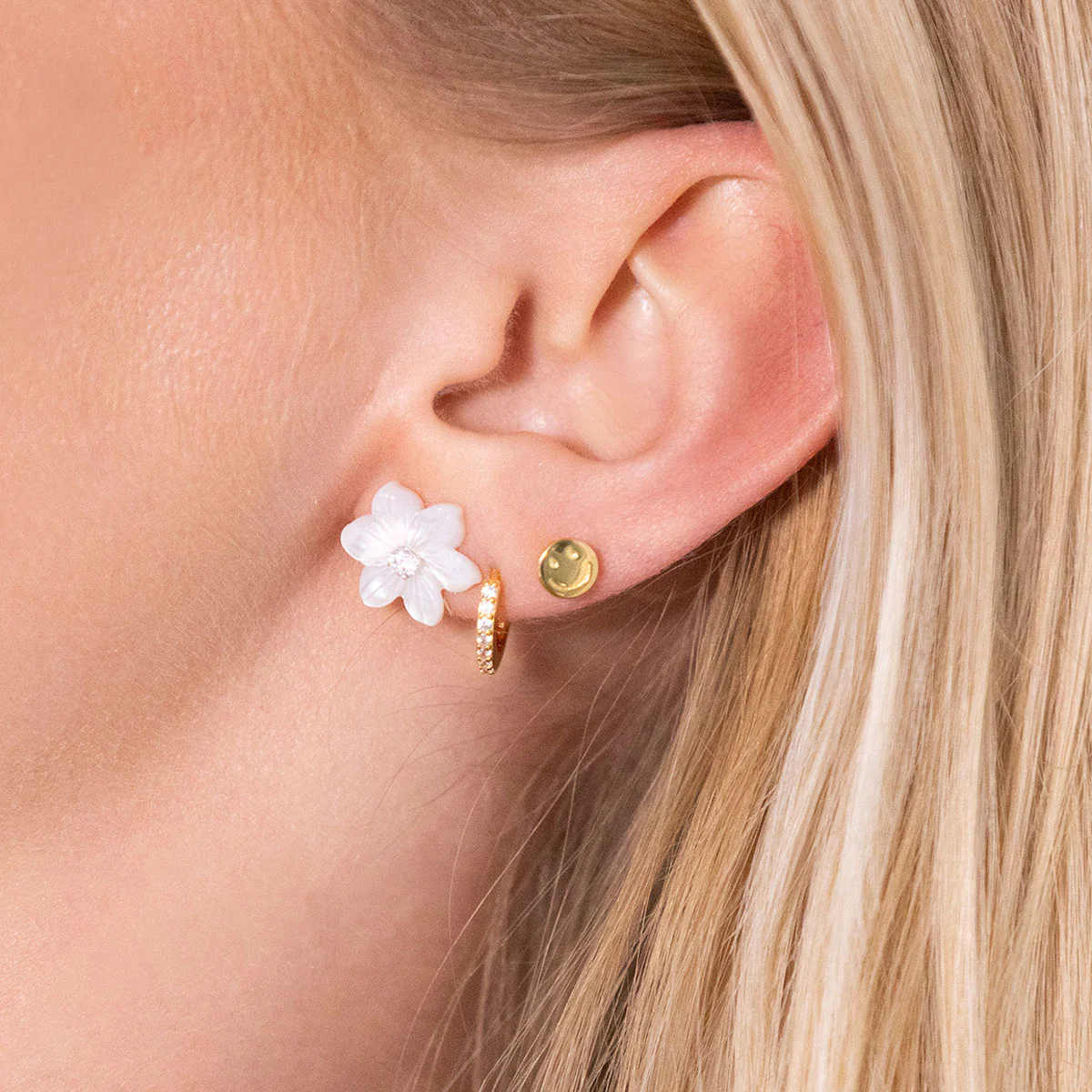 LuvaLu Jewellery - White Flower ørestikker - Forgyldt sølv - Image 2