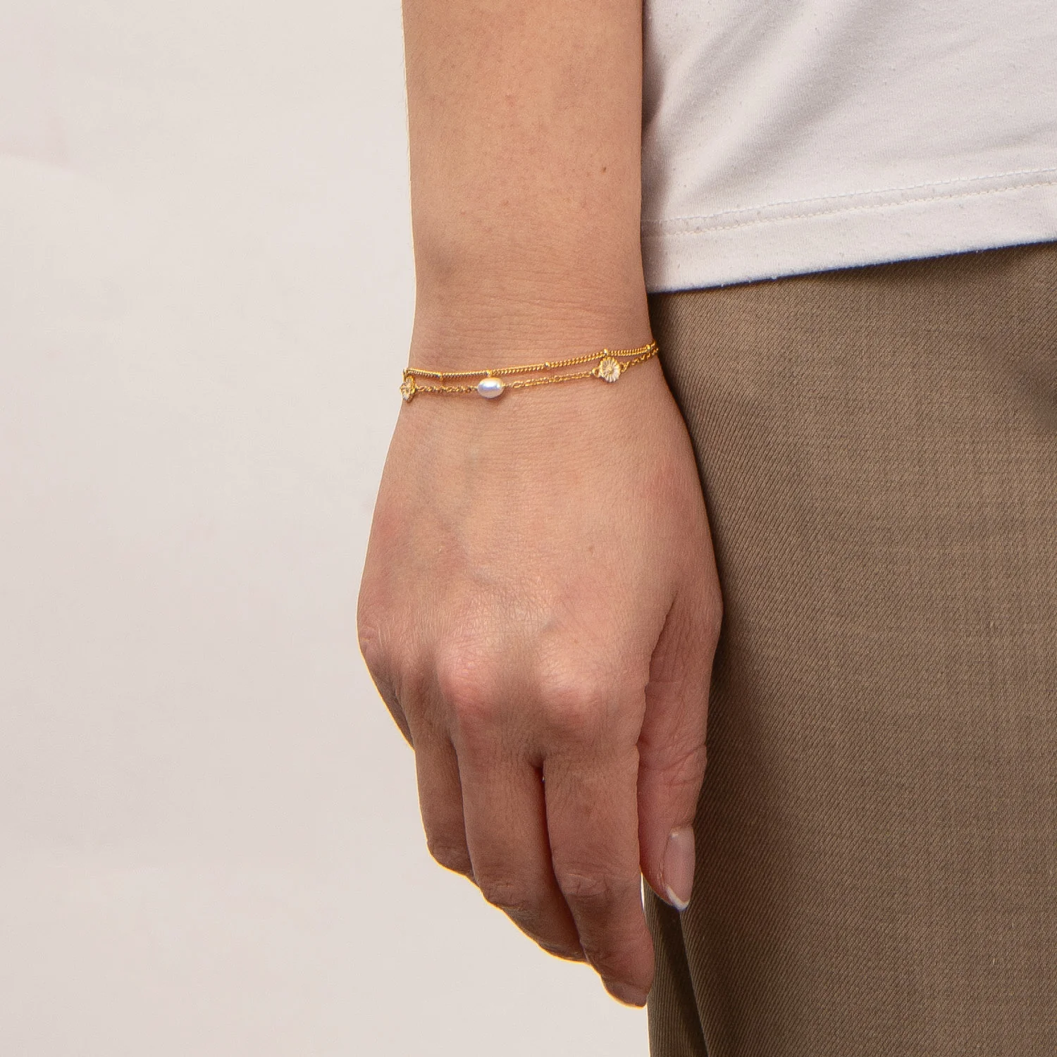 Vibholm SØLV - Dobbelt marguerit armbånd m. ferskvandsperle, 16+3 cm - Forgyldt sølv - Image 2