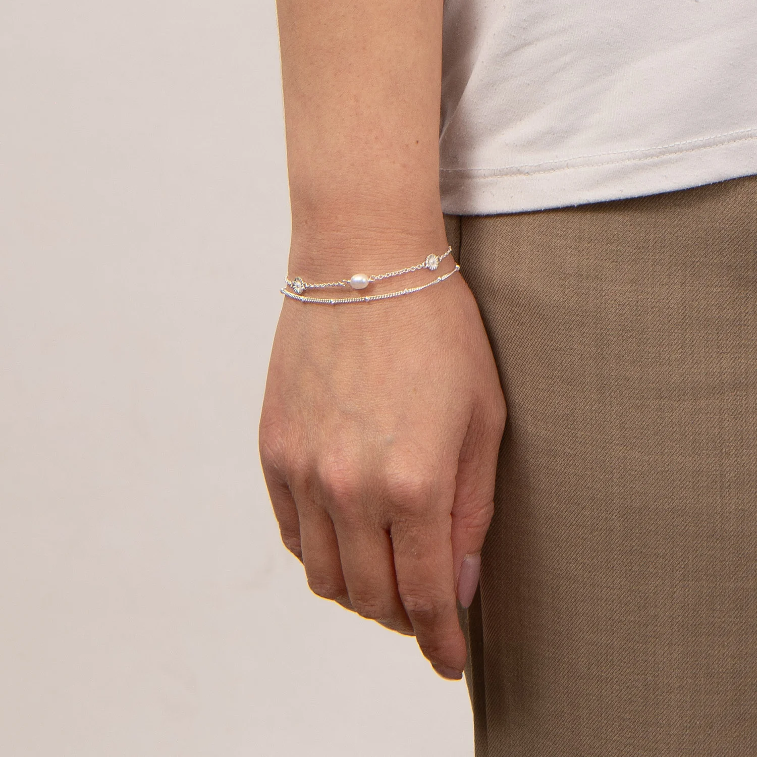 Vibholm SØLV - Dobbelt marguerit armbånd m. ferskvandsperle, 16+3 cm - Sølv - Image 2