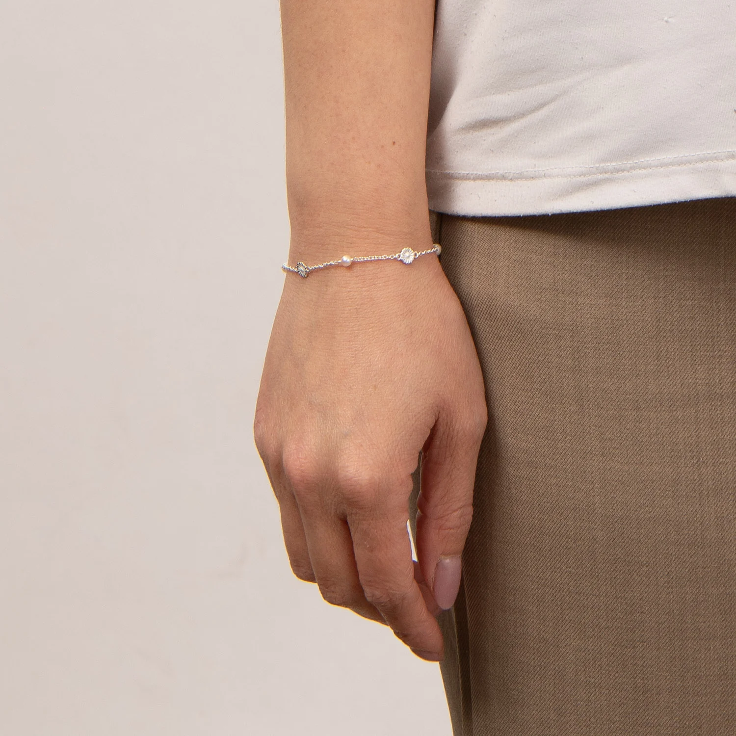 Vibholm SØLV - Marguerit armbånd m. ferskvandsperle, 16+3 cm - Sølv - Image 2