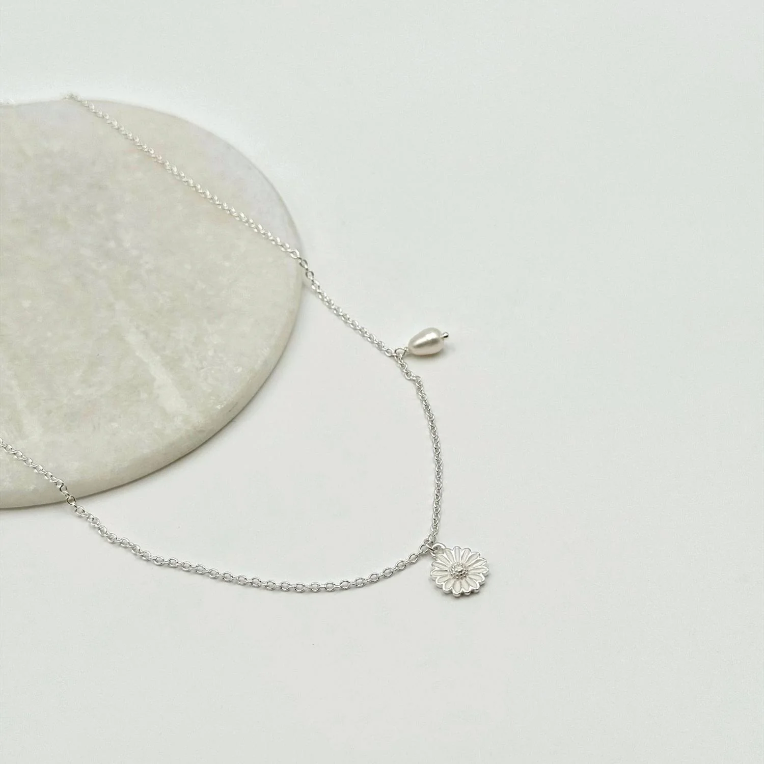 Vibholm SØLV - Marguerit halskæde m. ferskvandsperle, 9 mm/42+3 cm - Sølv - Image 3
