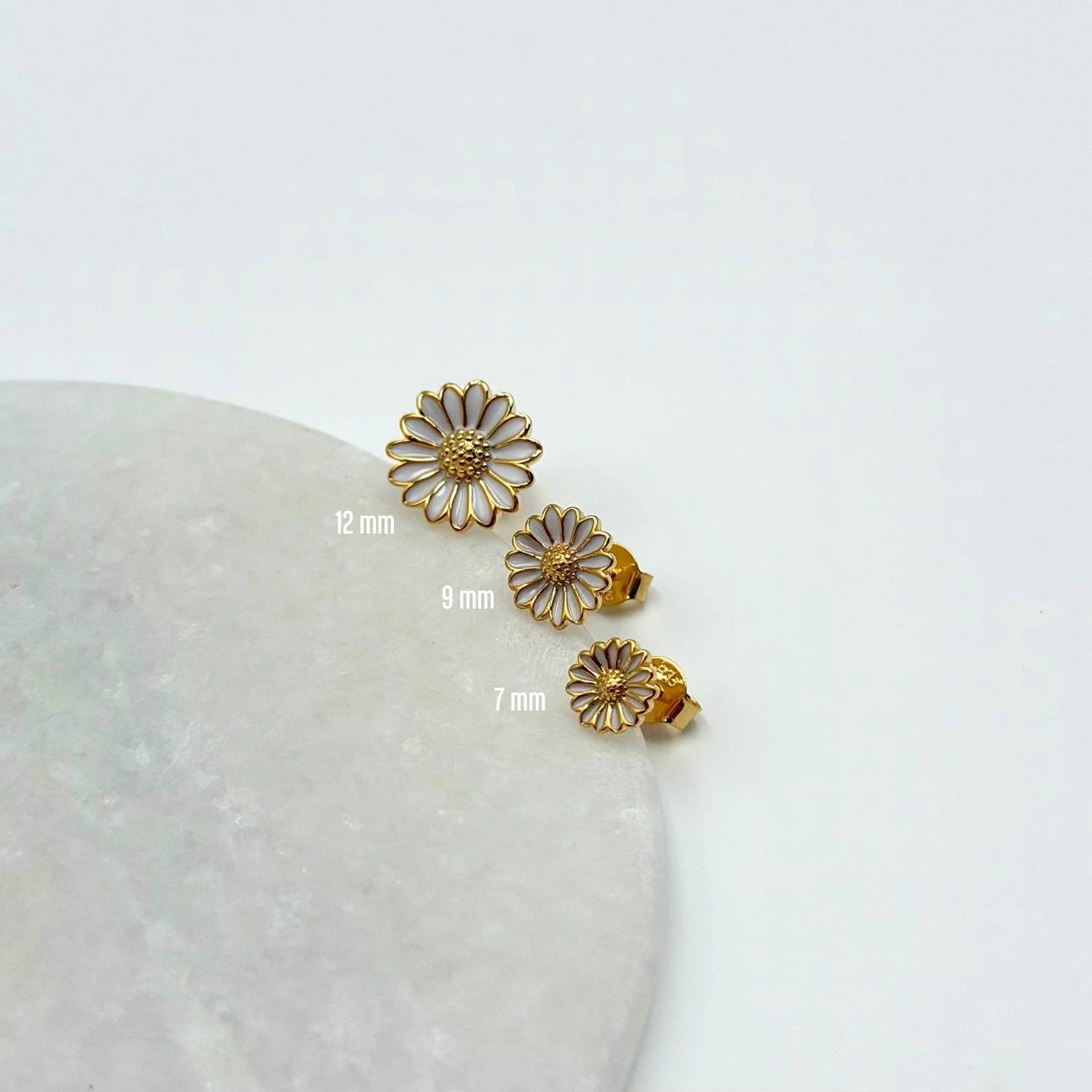 Vibholm SØLV - Marguerit ørestikker, 12 mm - Forgyldt sølv - Image 3