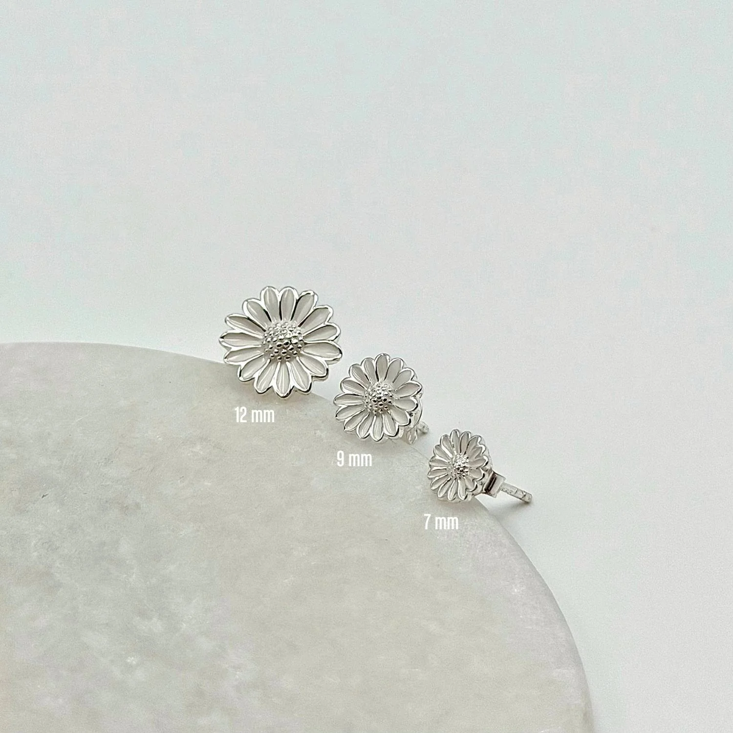 Vibholm SØLV - Marguerit ørestikker, 7 mm - Sølv - Image 3