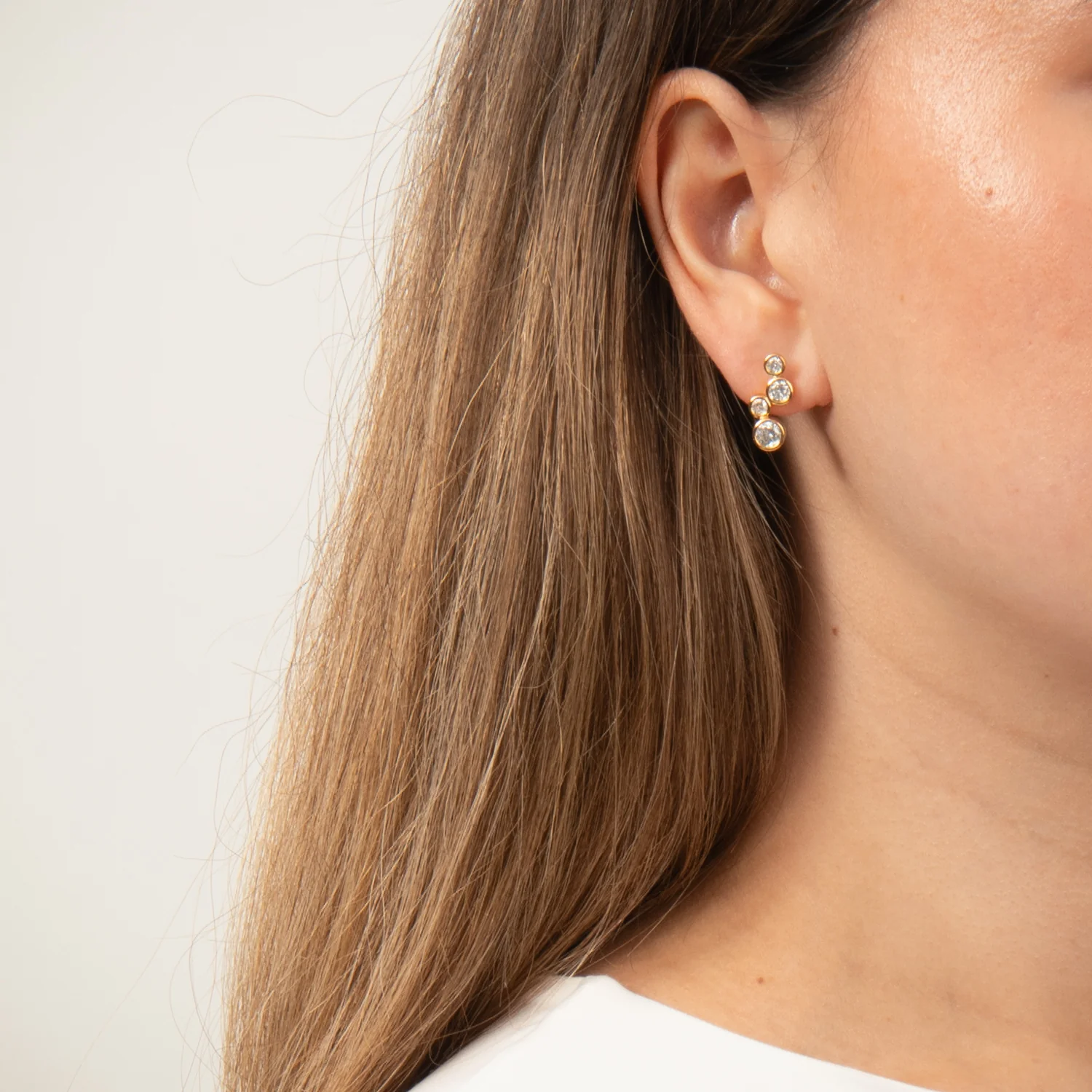 View Jewellery - Theodora ørestikker, zirkonia - Forgyldt sølv - Image 2